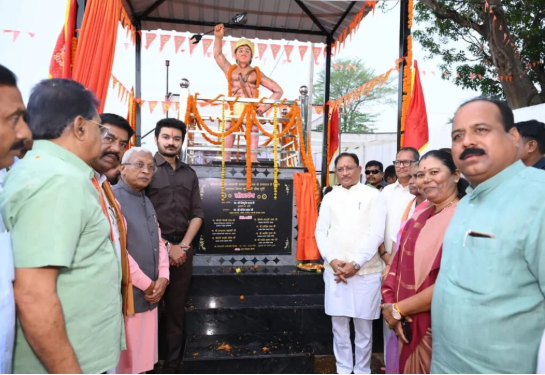 डोंडराही मं धरती आबा भगवान बिरसा मुंडा के प्रतिमा के अनावरण, मुख्यमंत्री विष्णुदेव साय कहिन – अब ये जगह ‘बिरसा मुंडा चौक’ के नाम ले जाने जाही