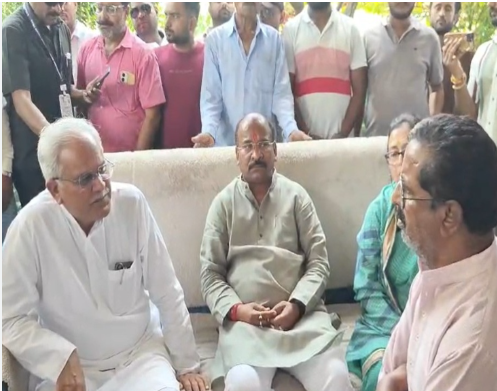 कोरिया तिहरा हत्याकांड मं गरमाइस राजनीति: पीड़ित परिवार संग मिले भूपेश बघेल, सीबीआई जांच अऊ पुलिस अधिकारी मन के तबादला के उठाइस मांग