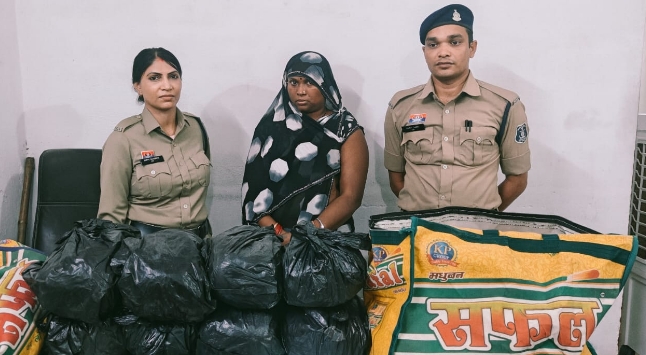 रायपुर में 16.43 किलो गांजा के साथ महिला तस्कर गिरफ्तार: ओडिशा से यूपी तक फैला था नशे का नेटवर्क, पुलिस ने 8.21 लाख का माल किया जब्त