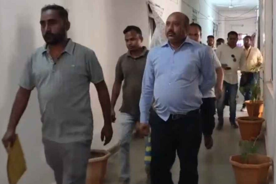 कोंडागांव में ACB की बड़ी कार्रवाई: फरसगांव तहसीलदार के रीडर मुकेश रंगारी रिश्वत लेते रंगे हाथ गिरफ्तार, तहसील कार्यालय में मचा हड़कंप