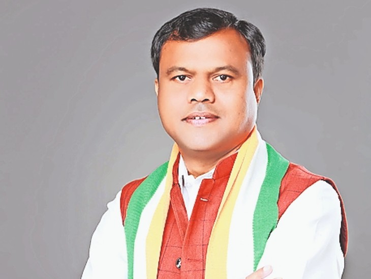 “टोकन सिस्टम त हट गे, फेर सोसायटी मं खादे नई मिलत” – खाद संकट ला लेके सरकार ऊपर बरसिन दीपक बैज