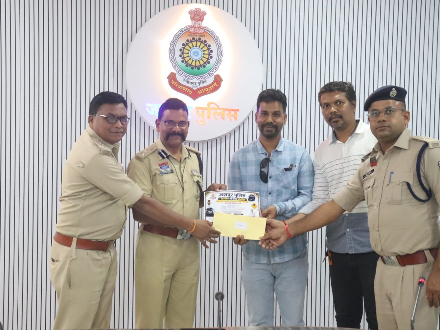 जशपुर पुलिस के ऐतिहासिक उपलब्धि: हेलमेट जागरूकता अभियान गोल्डन बुक ऑफ वर्ल्ड रिकॉर्ड्स मं दर्ज, सड़क सुरक्षा बर बनिस मिसाल
