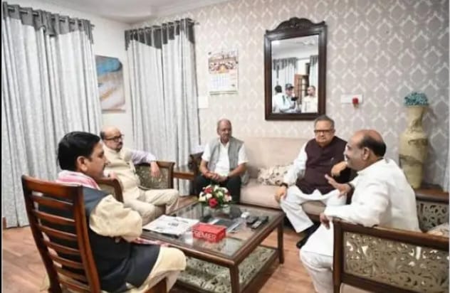 छत्तीसगढ़ BJP में बड़े बदलाव के संकेत…! रमन सिंह के घर हाईलेवल बैठक से बढ़ी सियासी हलचल