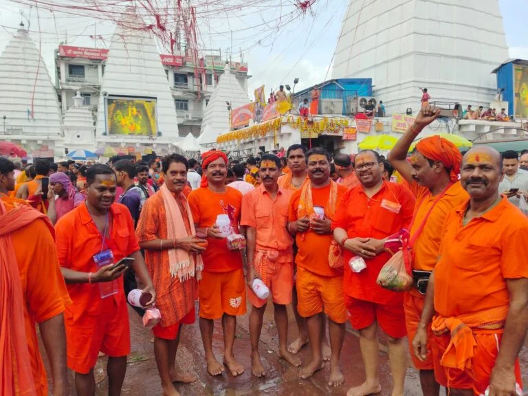 सावन के पहिली सोमवारी म देवघर पहुंचिन कोरबा के शिवभक्त, सुल्तानगंज ले गंगाजल लाके बाबा बैद्यनाथ के करिन जलाभिषेक