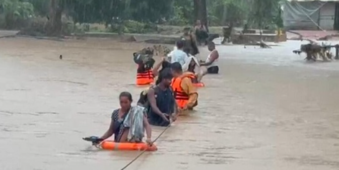 मूसलधार बारिश से बिगड़े हालात: जोगीडीपा में बाढ़ में फंसे 14 मजदूरों को नगर सेना ने सुरक्षित निकाला, कई गांवों का संपर्क टूटा