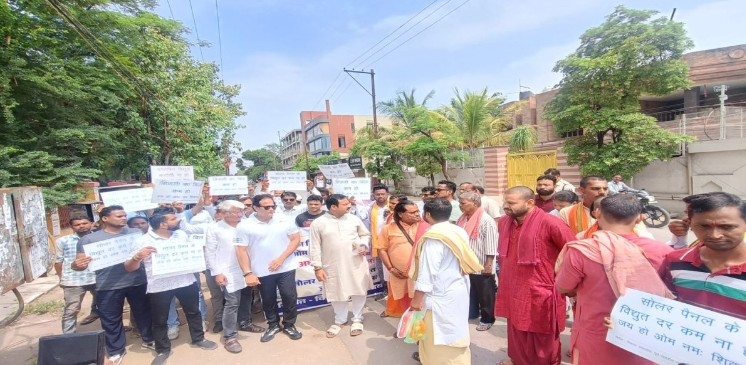 रायपुर म अघोषित बिजली कटौती अउ महंगी बिजली दर के विरोध म कांग्रेस के अनोखा प्रदर्शन, ट्रांसफार्मर के पूजा करके सरकार ऊपर साधिस निशाना