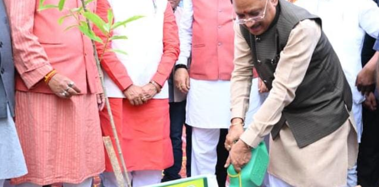 रायपुर। विधानसभा परिसर ले उठिस हरियर संदेश, ‘एक पेड़ महतारी के नाम 3.0’ अभियान मं सब्बो विधायक मन लगाइन पौधा
