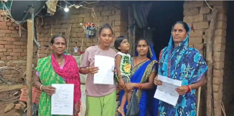 मुंगेली मं आदिवासी मन ला पट्टा दिलाय के नाम मं ठगी के आरोप, AI ले बने फर्जी दस्तावेज के संदेह, जांच के मांग तेज