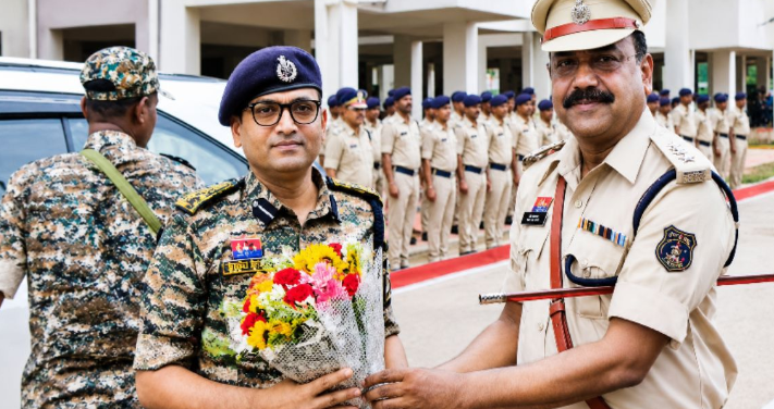 कोरबा: ‘वर्दी के मान-सम्मान बनाय रखव, नशा ले दूर रहव’ – मड़वारानी छसबल वाहिनी के निरीक्षण मं डीआईजी आई.के. एलिसेला के जवान मन ला संदेश