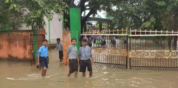 धमतरी म लगातार बारिश ले बिगड़िस हालात, नगरी ब्लॉक के सब्बो स्कूल म छुट्टी घोषित; घुटना भर पानी म स्कूल जात दिखिन लइका