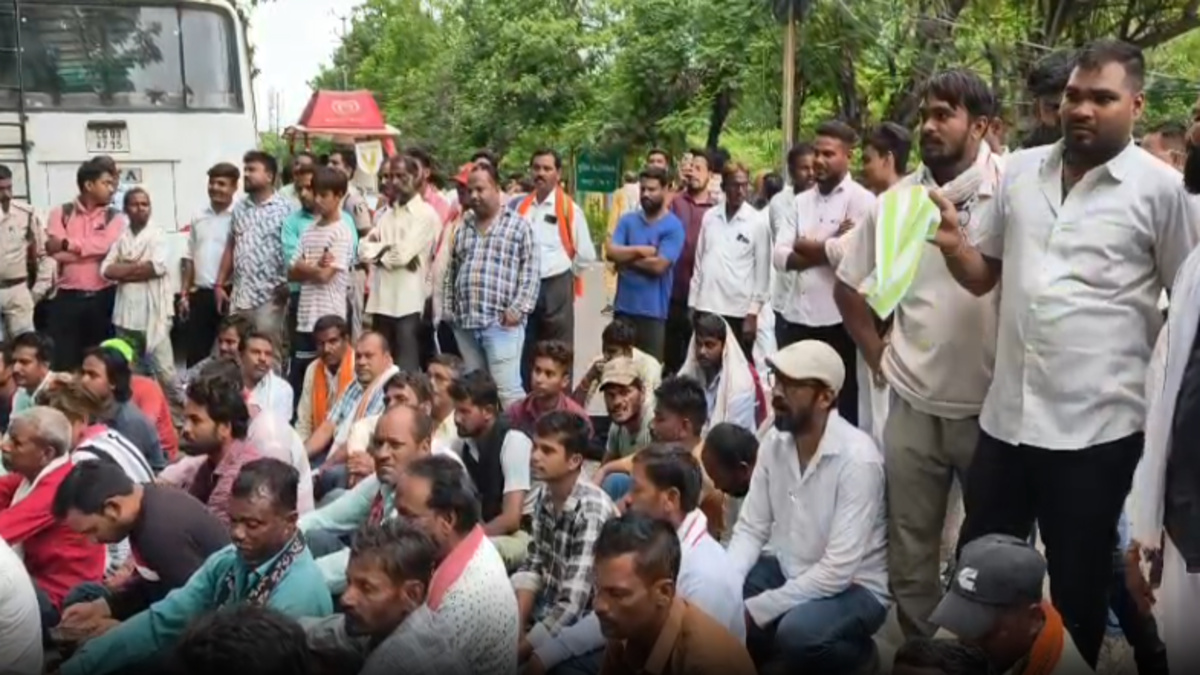 रायपुर में बुलडोजर कार्रवाई के खिलाफ ग्रामीणों का बड़ा प्रदर्शन: नकटी गांव के सैकड़ों लोगों ने मंत्री ओपी चौधरी के सरकारी बंगले का किया घेराव