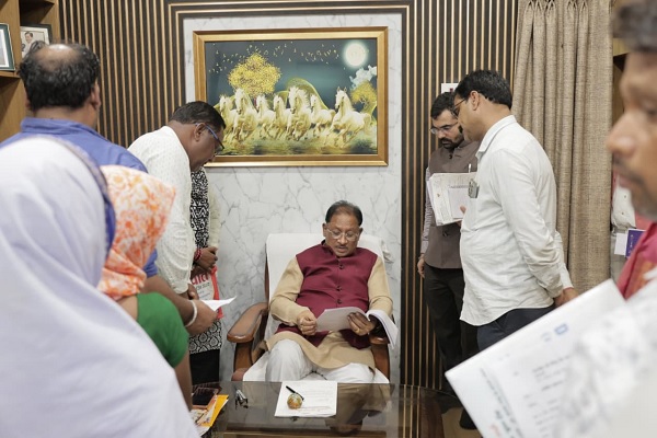 मुख्यमंत्री विष्णुदेव साय बगिया मं देर रात तक जनदर्शन, जनता के समस्या सुनके तुंरत कार्रवाई के देइन निर्देश