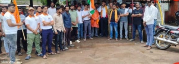 नवाडीह में सर्व हिंदू समाज का आक्रोश प्रदर्शन: कथित आपत्तिजनक टिप्पणियों के विरोध में पुतला दहन, राष्ट्रभक्ति के नारों से गूंजा माहौल
