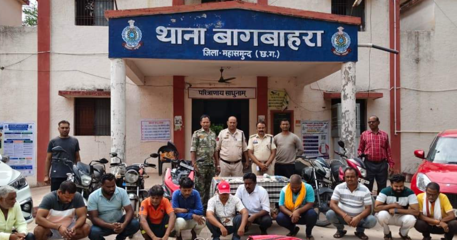 महासमुंद में जंगल के भीतर चल रहे जुए के फड़ पर पुलिस का बड़ा एक्शन, 12 गिरफ्तार, 4 आरोपी फरार