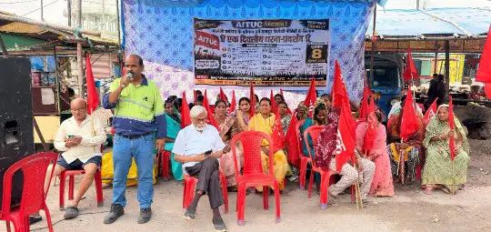 बालको प्रबंधन के खिलाफ एटक का प्रदर्शन: कोरबा में श्रमिकों का एकदिवसीय धरना, ठेका और स्थायी कर्मचारियों की समस्याओं पर उठी बुलंद आवाज