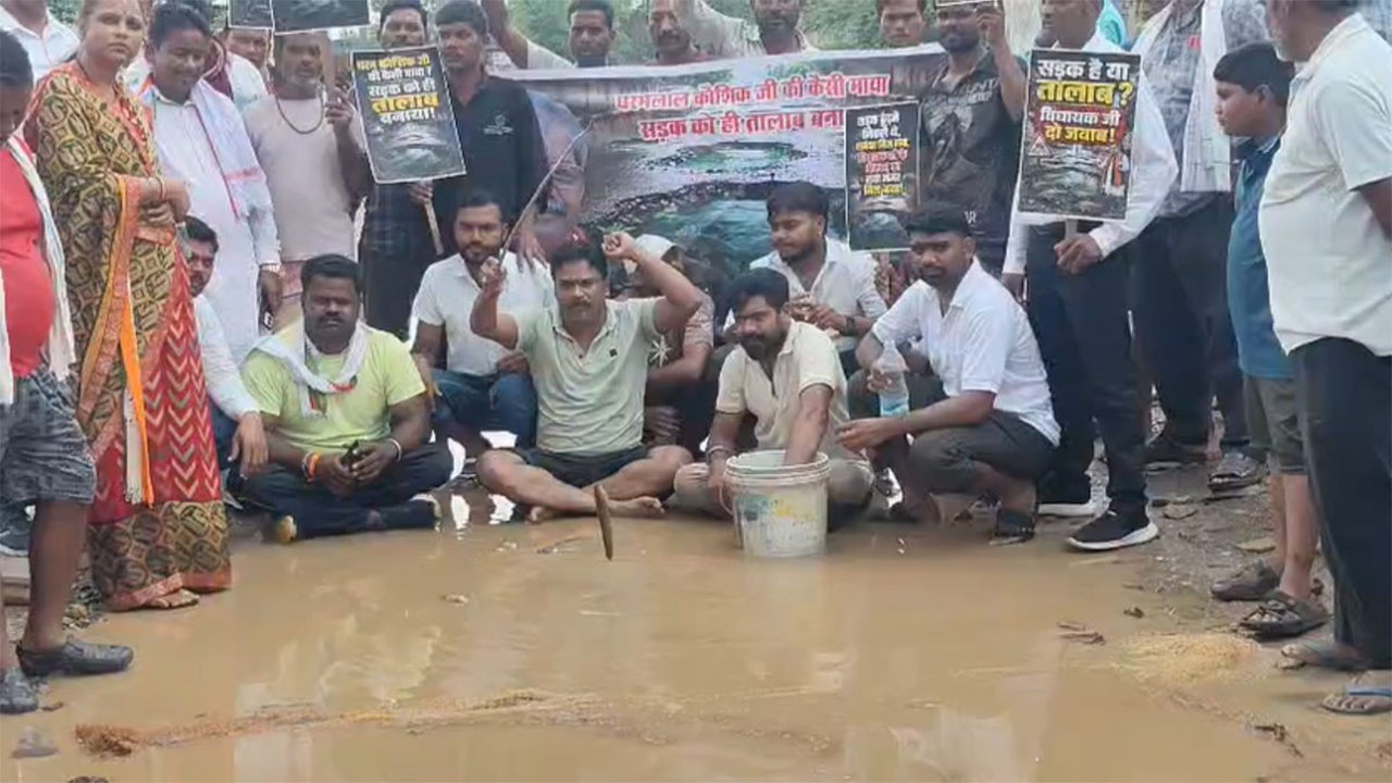 बिलासपुर मं जर्जर सड़क ल कांग्रेस के अनोखा विरोध, गड्ढा मं जाल डार के करिन प्रतीकात्मक मछरी पालन, गांव वाले कहिन– अब त सड़क बनावव