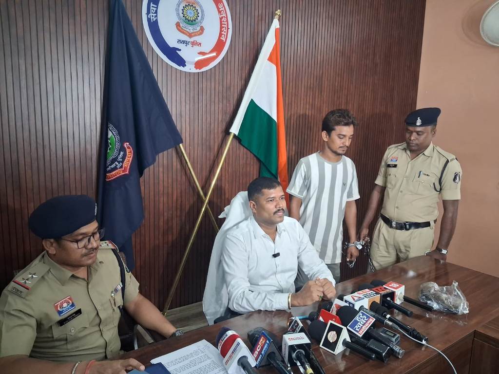 रायपुर ग्रामीण पुलिस की बड़ी कार्रवाई: अवैध देशी कट्टा और जिंदा कारतूस के साथ हिस्ट्रीशीटर गिरफ्तार, यूपी तक खंगाला जा रहा आपराधिक नेटवर्क