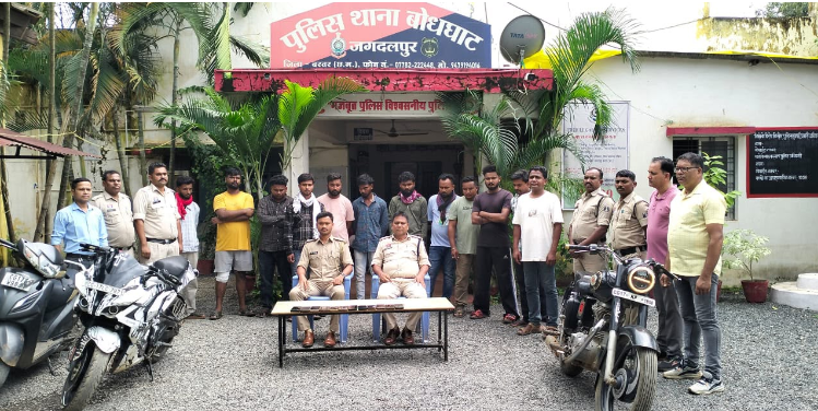 जगदलपुर म जुआ के दू फड़ म बस्तर पुलिस के बड़ी दबिश, 12 जुआरी गिरफ्तार; 5.36 लाख रुपए के माल जब्त