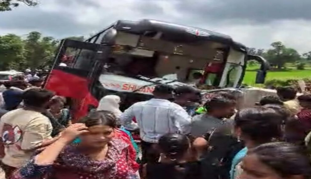 गरियाबंद म भूतेश्वरनाथ धाम ले लौटत श्रद्धालु मन के बस पुल ले टकराइस, बड़ा हादसा टलिस; सब्बो यात्री सुरक्षित