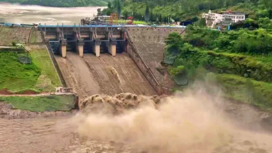 बांगो बांध म बढ़त जलस्तर के बीच गेट खोलने के नौबत टलिस, 90.30% भरिस बांध; हसदेव नदी म 9 हजार क्यूसेक पानी छोड़े जा रहिस