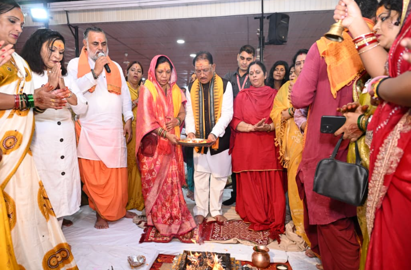 श्रावण मास में मुख्यमंत्री विष्णुदेव साय ने किया सपरिवार रुद्राभिषेक, प्रदेशवासियों की सुख-समृद्धि और खुशहाली की कामना