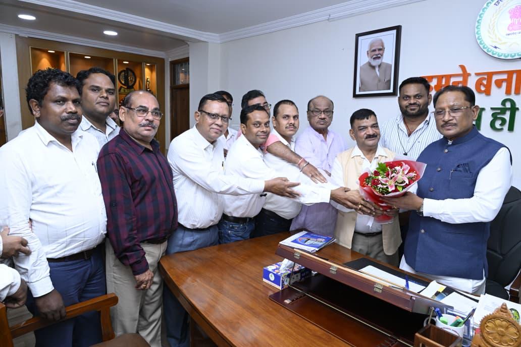 मुख्यमंत्री से कर्मचारी संगठनों की मुलाकात, OPS बहाली की मांग के साथ 1235 पदों पर भर्ती के फैसले का किया स्वागत