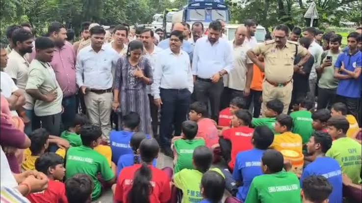 कोरबा में एकलव्य विद्यालय के छात्रों का फूटा गुस्सा: अव्यवस्थाओं के विरोध में डेढ़ घंटे चक्काजाम, प्राचार्य को हटाने की मांग तेज