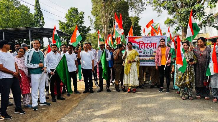 बैकुंठपुर में तिरंगे के सम्मान में निकली ऐतिहासिक तिरंगा यात्रा