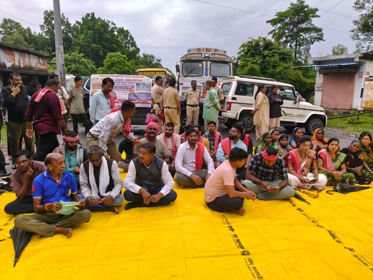 बदहाल सड़क और टूटे पुल के खिलाफ फूटा ग्रामीणों का गुस्सा, जोहार छत्तीसगढ़ पार्टी के नेतृत्व में चार घंटे चक्काजाम, प्रशासन से तत्काल कार्रवाई की मांग